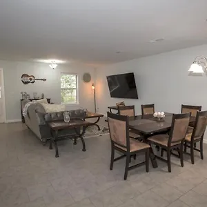 Elegant 3 Bedroom Apt With Free Parking And Balcony Apartment Nashville